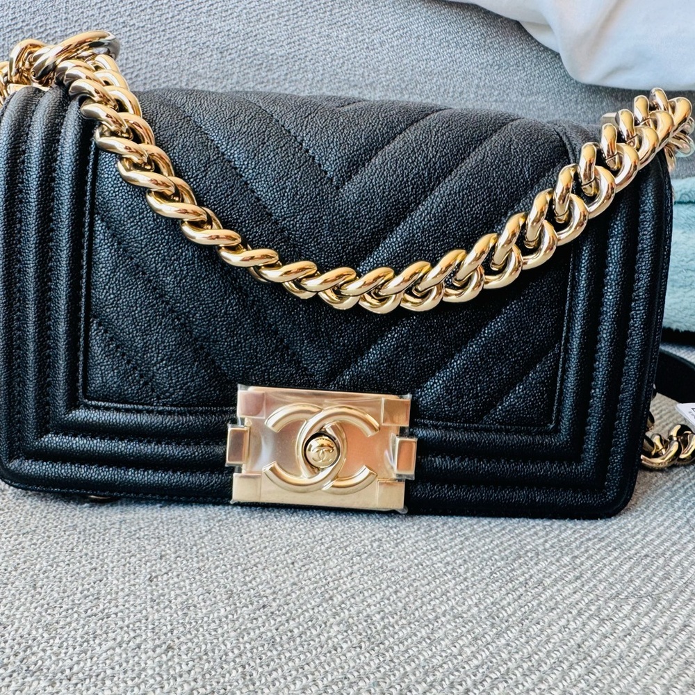 NEW!!  Authentic!! Small Chanel Black Quilted Shoulder Bag - Picture 9 of 13